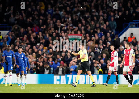 London, Großbritannien. 05 Nov, 2019. LONDON, 05-11-2019 Stadion Stamford Bridge, der Champions League Saison 2019/2020. Schiedsrichter Gianluca Rocchi während des Spiels FC Chelsea - Ajax. Credit: Pro Schüsse/Alamy leben Nachrichten Stockfoto