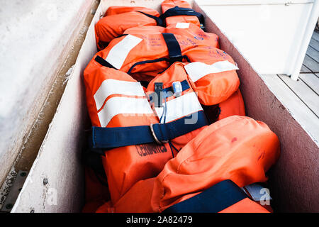 Mehrere Schwimmwesten im Notfall Schublade eines Segelboot. Stockfoto