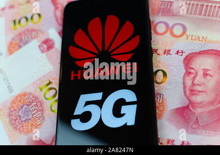 Konzept Foto für 5G-Netzwerk in China. Huawei 5G Logo auf einem Smartphone, das auf dem 100 Yuan Banknoten platziert ist. Geringe Tiefenschärfe. Stockfoto