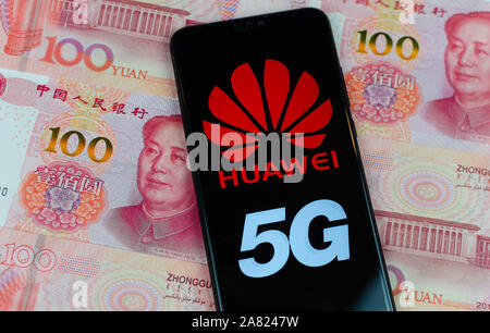 Konzept Foto für 5G-Netzwerk in China. Huawei 5G Logo auf einem Smartphone, das auf dem 100 Yuan Banknoten platziert ist. Geringe Tiefenschärfe. Stockfoto