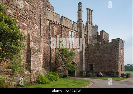 Berkeley Castle in der Grafschaft Gloucestershire, England. Die Severn Estuary und walisischen Grenze und renommierte Website des Mordes Edward II zu verteidigen. Stockfoto