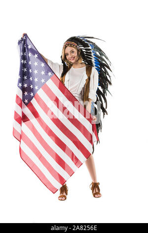 In voller Länge ansehen Von happy Hippie girl in der indischen Kopfschmuck Holding amerikanische Flagge isoliert auf weißem Stockfoto