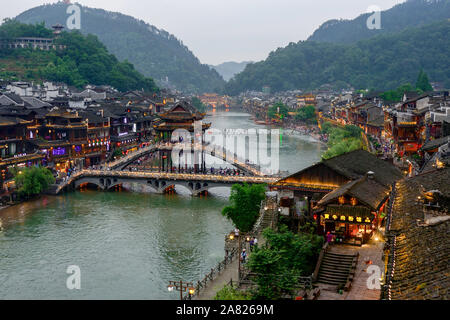 Traditionelle Chinesische Architektur Flanken der Turm Fußgängerbrücke über die Tuo Jiang River in Fenghuang antike Stadt in Tibet. Stockfoto