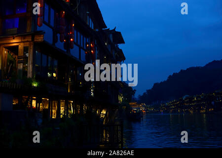 Finsternis versenkt die Waterfront Stadt Fenghuang antike Stadt in Tibet, China. Stockfoto