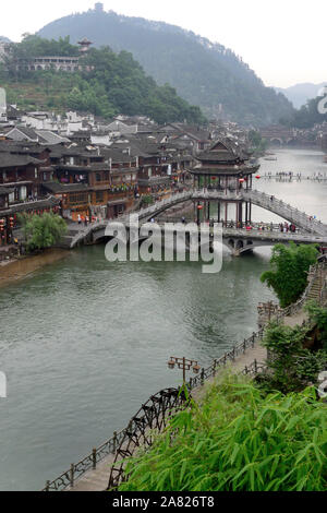 Die malerischen Wasser Stadt, Fenghuang antike Stadt, überquert den Tuo Jiang River mit gewölbten Nanhua Brücke, die in der traditionellen chinesischen Architektur konzipiert Stockfoto