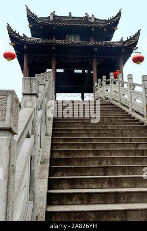 Ein Blick von Unten die Treppe Der brückenbildung Nanhua Brücke bietet einzigartige Perspektive der Aufstieg über die Tuo Jiang River in Fenghuang antike Stadt Stockfoto