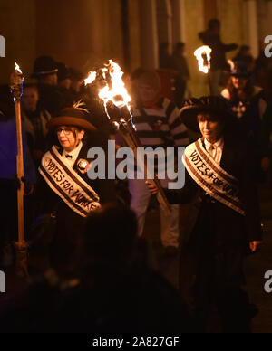 Lewes Großbritannien 5. November 2019 - Frauen gekleidet als suffragetten als Tausende nehmen Sie teil und die jährliche Lewes Lagerfeuer feiern die Erinnerung an das Scheitern der Guy Fawkes gunpowder Plot von 1605 ansehen. Lewes Bonfire Night Feiern sind die größten "5. November" Ereignis in der Welt mit den sechs Stadt Lagerfeuer Gesellschaften und über 30 Prozessionen statt, während des Abends: Credit Simon Dack/Alamy leben Nachrichten Stockfoto