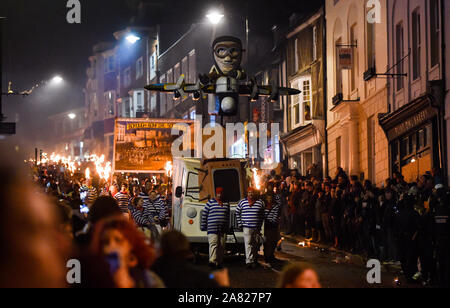 Lewes Großbritannien 5. November 2019 - Tausende nehmen Sie teil und die jährliche Lewes Lagerfeuer feiern die Erinnerung an das Scheitern der Guy Fawkes gunpowder Plot von 1605 ansehen. Lewes Bonfire Night Feiern sind die größten "5. November" Ereignis in der Welt mit den sechs Stadt Lagerfeuer Gesellschaften und über 30 Prozessionen statt, während des Abends: Credit Simon Dack/Alamy leben Nachrichten Stockfoto