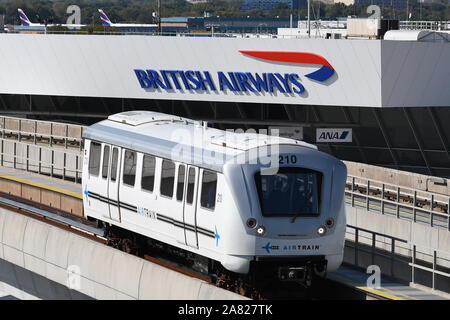 Der AIRTRAIN zwischen Terminal am NEW YORKER JFK International Airport. Stockfoto