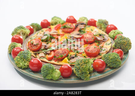 Hausgemachtes Omelette mit frischen Tomaten und Brokkoli Stockfoto