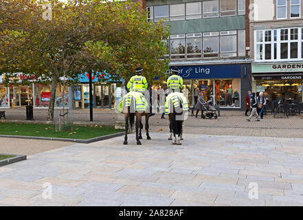 Berittene Polizei Offiziere auf Patrouille in Weston-super-Mare, Großbritannien Stockfoto