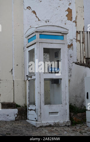 Alte Telefonzelle, die noch überlebt auf einer Straße in der portugiesischen Stadt Ohrid Stockfoto