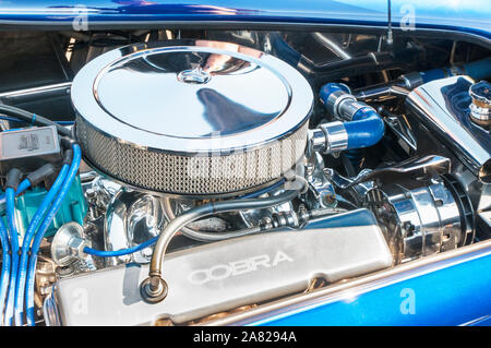 AK 427 Kit AC Cobra mit 6,3 Liter Motor und Luftfilter verchromt. Auf der Classic Car Show im Stanley Park Blackpool Lancashire England UK. Stockfoto