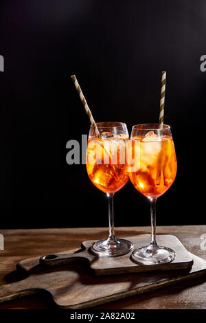 Aperol Spritz in Gläsern mit Strohhalmen auf schneidebretter Stockfoto