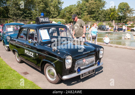 Mann in einem 60er 107E Ford Prefect 997 cc Polizei Auto wie von Essex Polizei verwendet. Im Classic Car Show Stanley Park Blackpool Lancashire England Großbritannien Stockfoto