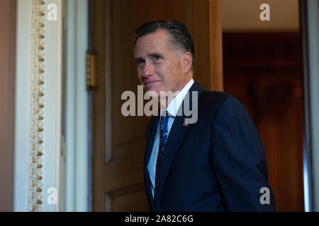 Washington, DC, USA. 5 Nov, 2019. Us-Senator (Republikaner Mitt Romney von Utah) fährt der Republikanische Senat Mittagessen auf dem Capitol Hill in Washington, DC, USA, am Dienstag, 5. November 2019. Credit: Stefani Reynolds/CNP | Verwendung der weltweiten Kredit: dpa/Alamy leben Nachrichten Stockfoto