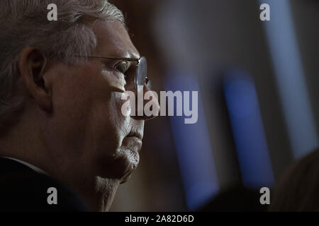 Washington, District of Columbia, USA. 5 Nov, 2019. United States Mehrheitsführer im Senat, Mitch McConnell (Republikaner von Kentucky) spricht mit den Medien folgende republikanischen Senat Mittagessen auf dem Capitol Hill in Washington, DC, USA, am Dienstag, 5. November 2019. Credit: ZUMA Press, Inc./Alamy leben Nachrichten Stockfoto