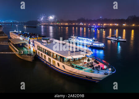 Passagierschiff auf der Donau mit einem Feuerwerk im Hintergrund in der Nacht Stockfoto