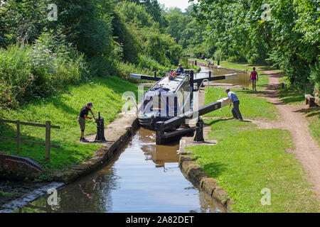 Ein Kanal Boot oder Schiff durch Meaford Haus Schloss an der Trent und Mersey Canal an Meaford, in der Nähe von Stone, Staffordshire, England, UK Stockfoto