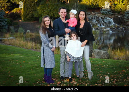 Happy Family, Baum Mädchen, Töchter, schönen Mutter und Vater glücklich lächelnd in die Kamera, Family Portrait, goldenen Herbst Hintergrund, Portland, Stockfoto