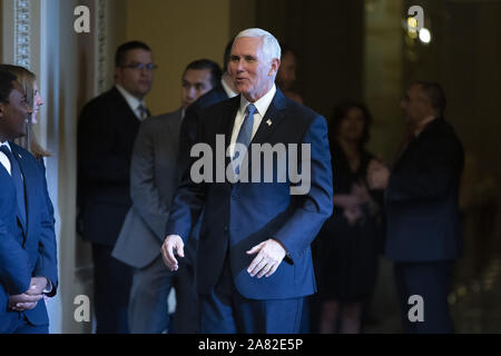 Washington, District of Columbia, USA. 5 Nov, 2019. United States Vice President Mike Pence spricht von einer neuen Klasse von Senat Seiten folgenden republikanischen Senat Mittagessen auf dem Capitol Hill in Washington, DC, USA, am Dienstag, 5. November 2019. Credit: ZUMA Press, Inc./Alamy leben Nachrichten Stockfoto