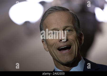 Washington, District of Columbia, USA. 5 Nov, 2019. United States Senator John Thune (Republikaner von South Dakota) spricht mit den Medien folgende republikanischen Senat Mittagessen auf dem Capitol Hill in Washington, DC, USA, am Dienstag, 5. November 2019. Credit: ZUMA Press, Inc./Alamy leben Nachrichten Stockfoto