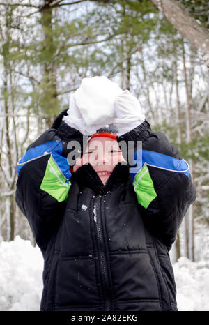 Mit erhobenen Armen, dieses Kind ist bereit, eine Snow Ball bei Ihnen zu werfen Stockfoto