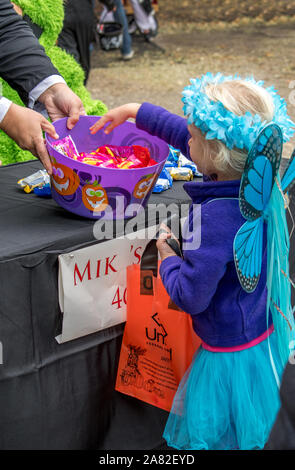 Oktober 27, 2018 Coloma MI USA, ein kleines Mädchen, gekleidet wie ein Märchen Süßigkeit während ein Halloween Event in Michigan USA nimmt Stockfoto