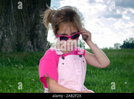 Kind Sonnenbrille tragen mit schlechten Haltung Stockfoto