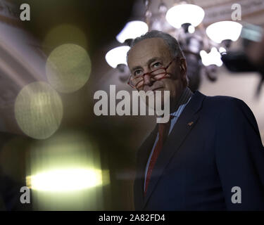 Washington, District of Columbia, USA. 5 Nov, 2019. Senat der Vereinigten Staaten Minderheit Leader Chuck Schumer (Demokrat von New York) spricht mit den Medien nach den demokratischen Senat Mittagessen auf dem Capitol Hill in Washington, DC, USA, am Dienstag, 5. November 2019. Credit: ZUMA Press, Inc./Alamy leben Nachrichten Stockfoto