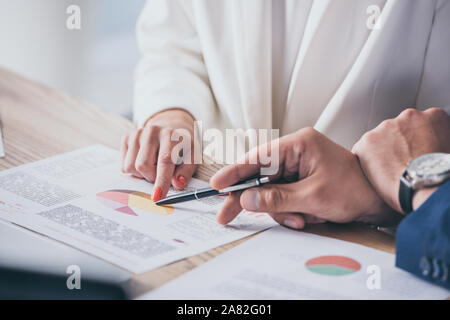 7/8-Ansicht von zwei Risiko Manager zusammen Infografiken analysieren Stockfoto