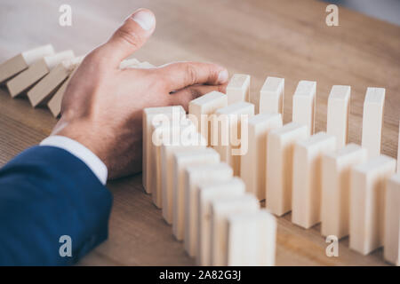 Teilweise mit Blick auf die Risk Manager zum Schutz Holzkeile von Domino Effekt Stockfoto