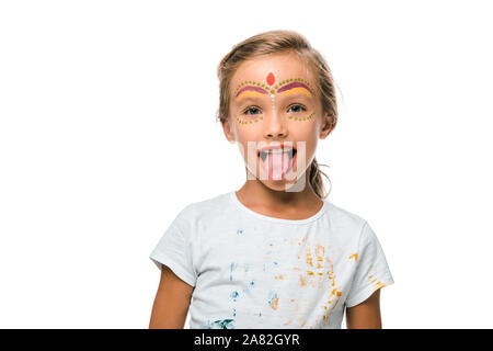 Positive kid mit Kinderschminken klemmt, Zunge isoliert auf weißem Stockfoto