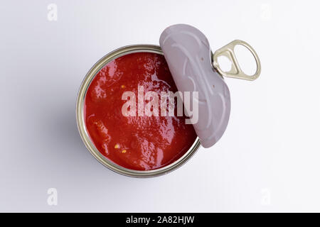 Dose gehackte Tomaten aus der Dose, auf weißem Hintergrund, weiches Licht Stockfoto