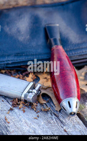 Zigarre Pfeife mit Ledertasche und Silber Feuerstein leichter Stockfoto