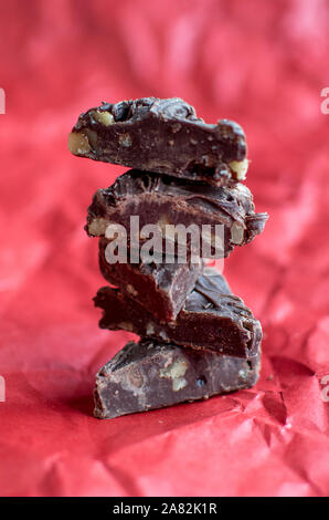 Nahaufnahme der chocolate fudge Dreiecke auf rotem Hintergrund Stockfoto