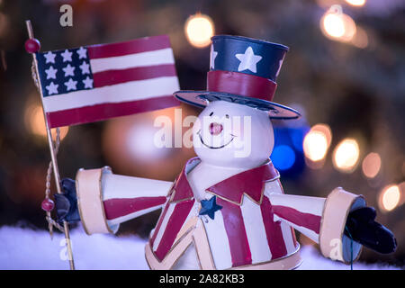 Patriotische Schneemann in Rot, Weiß und Blau, mit Arme weit offen und eine amerikanische Flagge Stockfoto