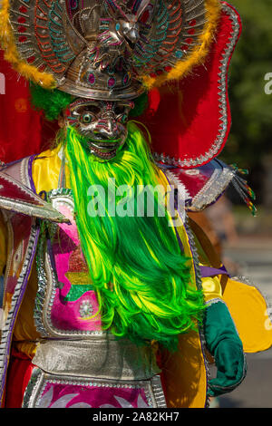 Washington DC, USA - 21. September 2019: Die Fiesta DC, bolivianische Tänzerinnen der Tanz der Morenada während der Parade Stockfoto