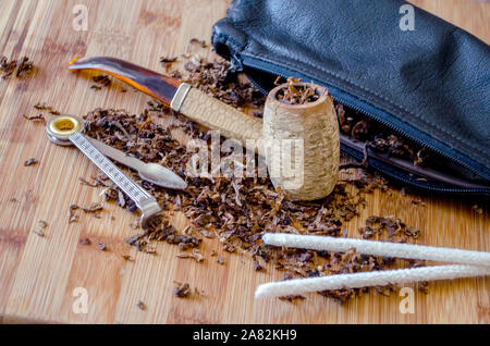 Cob pipe mit Zubehör auf einem Holz bckground Stockfoto