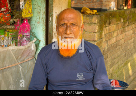South Asian alten Mann mit grauem Bart und Glatze Stockfoto