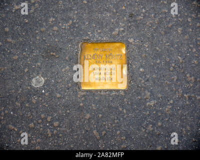 Plaketten in Gehwege in Prag zum Gedenken an die Opfer des Holocaust. Ein Mann geht in der Stadt Reinigung sie damit nicht die Opfer vergessen werden Stockfoto