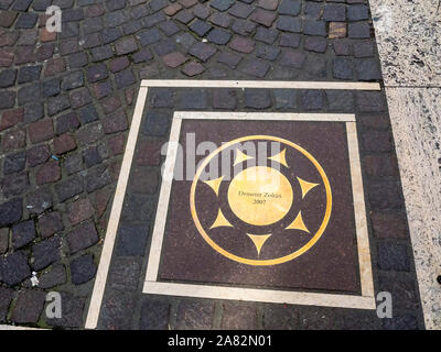 Denkmal auf Dem Platz vor der Stephanskathedrale in Budapest in Ungarn. Der Name scheint mit dem Weinhandel im Land verbunden Stockfoto