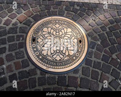 Schönen gusseisernen Kanaldeckel in der Fußgängerzone vor der Basilika St. Stephan in Budapest, Ungarn. Es ist eine bürgerliche Kunstwerk Stockfoto