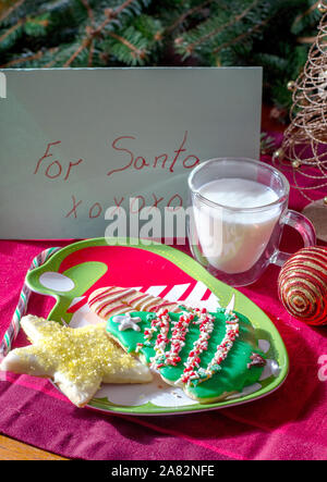 Kekse und Milch für den Weihnachtsmann Stockfoto