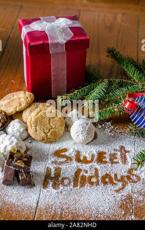 Cookies und Paket mit Text für Weihnachten Stockfoto