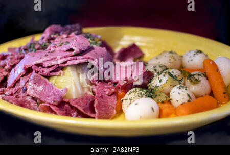 Eine Platte von Corned Beef mit Kohl, mit gekochten Kartoffeln und Karotten, wird von vielen Amerikanern für St Patricks Tag gegessen, aber nur sehr wenige Irish! Stockfoto