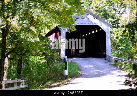 Ein nostalgischer Covered Bridge im südlichen Indiana, genannt Cox Ford Brücke. In 19 13 im Parke County Indiana gebaut Stockfoto