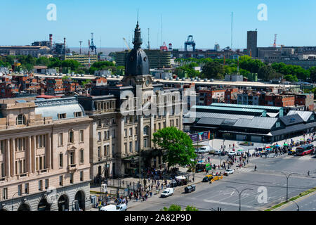 Buenos Aires, Argentinien. Oktober 26, 2019. Retiro Belgrano Bahnhof (Estacion de Tren Retiro Belgrano) und Maritime Hafen in Buenos Aires Stockfoto