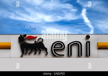 Bardolino, Italien - 10/31/2019: Eni S.p.A. in deutscher Sprache Agip ist eine Italienische multinationalen Öl- und Gasunternehmen mit Sitz in Rom. Logo Service Station i Stockfoto