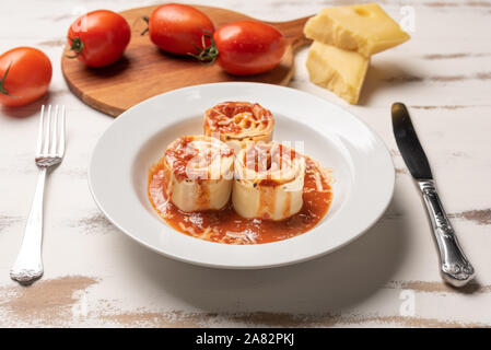 Traditionelle italienische Rondelli Nudeln mit Tomatensoße auf rustikalen weiße Holztisch Hintergrund, weiches Licht Stockfoto